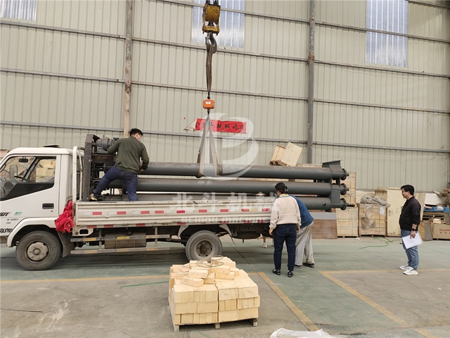 濟(jì)源客戶定制的冷炭機(jī)經(jīng)過(guò)層層質(zhì)檢,現(xiàn)進(jìn)行裝車(chē)